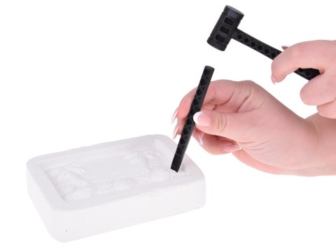 Mały archeolog wykopaliska kamienie fluorescencyjne szukanie skarbu ZA5595