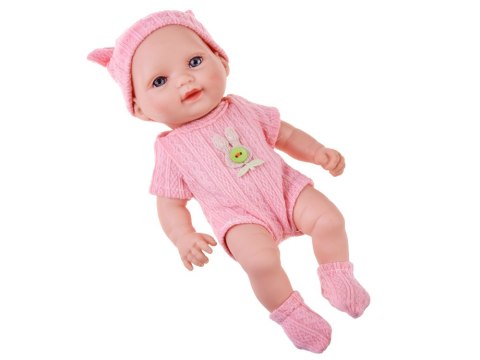 Urocza lalka BOBAS 26 cm - lekka i ruchoma w śpioszkach z czapeczką ZA5831