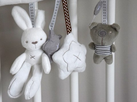 Urocza miękka zawieszka do wózka łóżeczka grzechotka melodyjka ZA5714