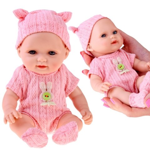 Urocza lalka BOBAS 26 cm - lekka i ruchoma w śpioszkach z czapeczką ZA5831